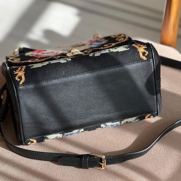 Authentic luxury Dolce & Gabbana Leather Handbag - Stylish and Elegant - Picture 5 of 5